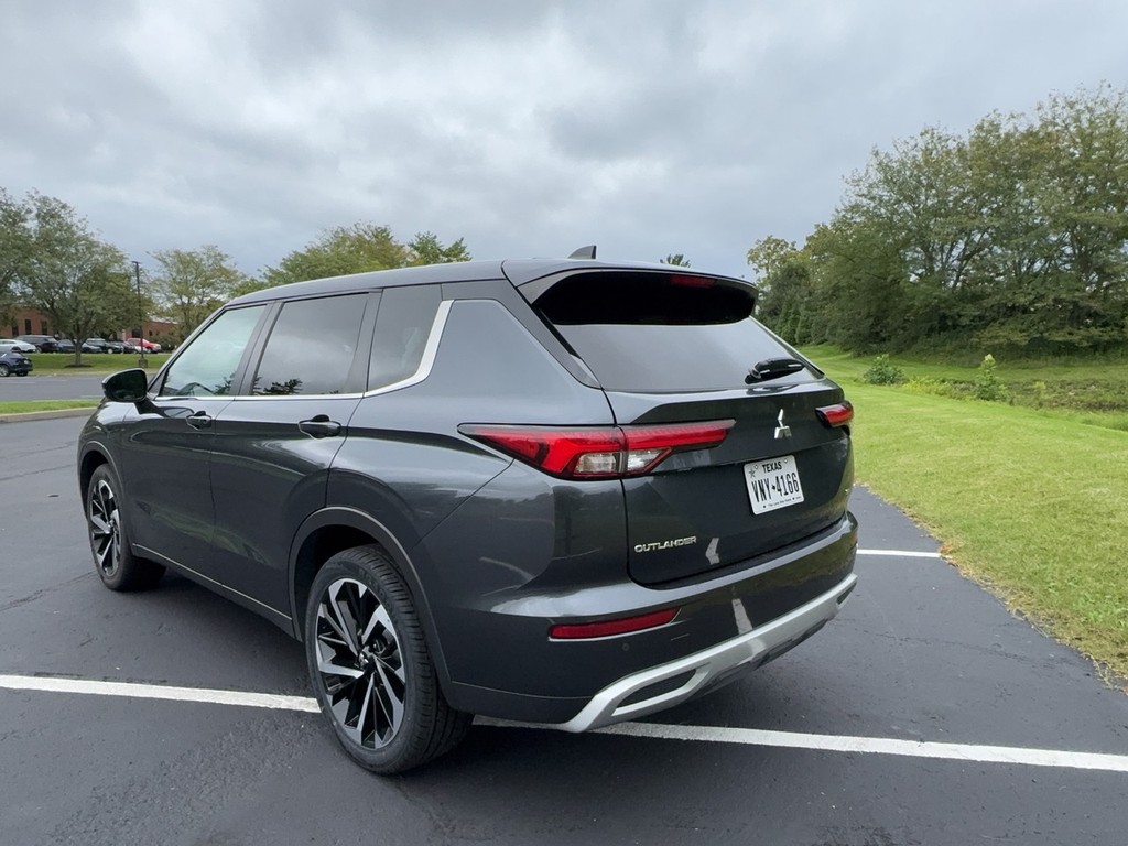 2024 Mitsubishi OUTLANDER SE