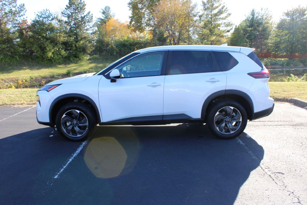 2024 Nissan Rogue SV's photo