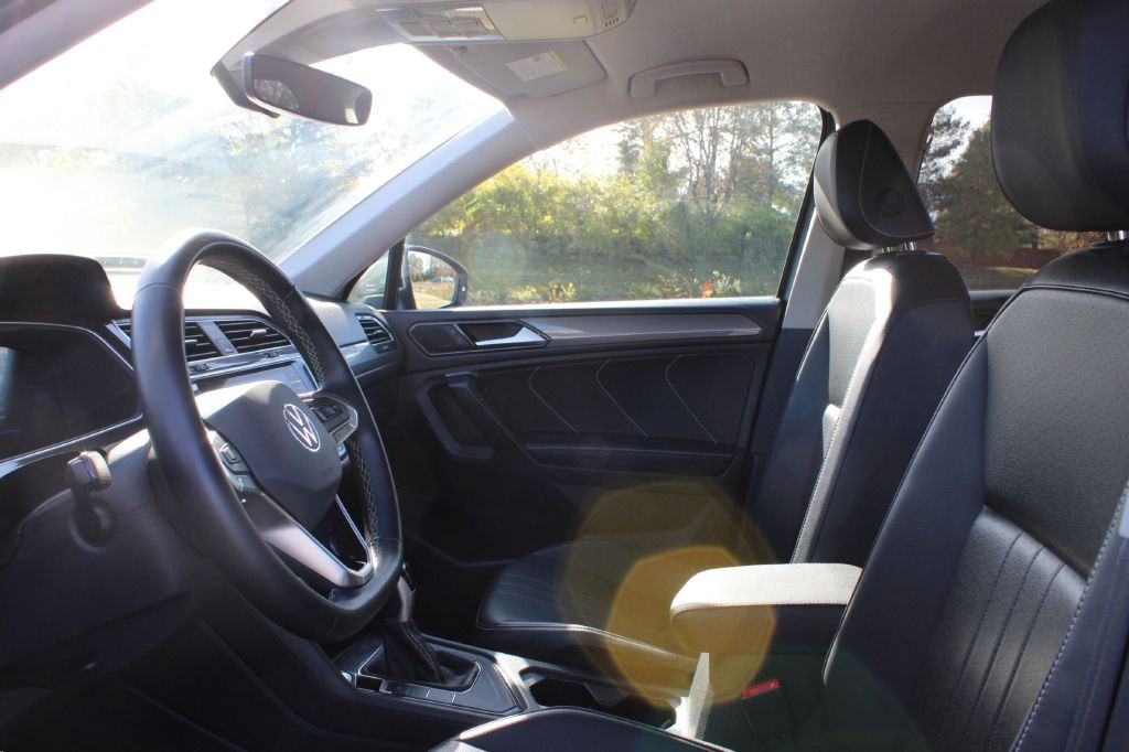 2024 Volkswagen Tiguan SE's photo