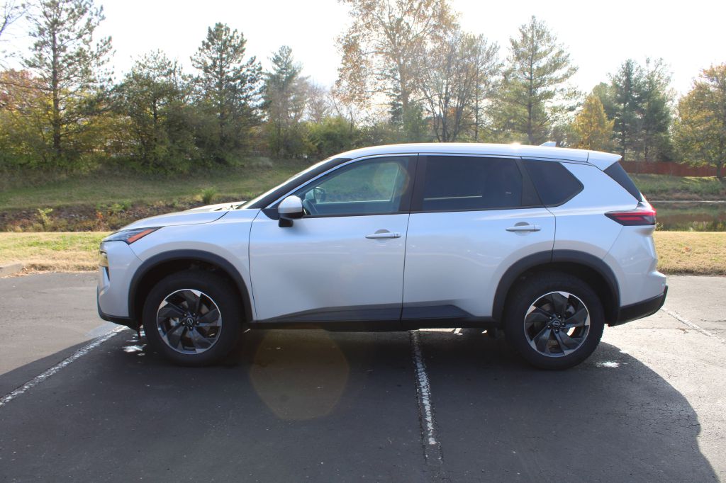 2024 Nissan Rogue SV's photo