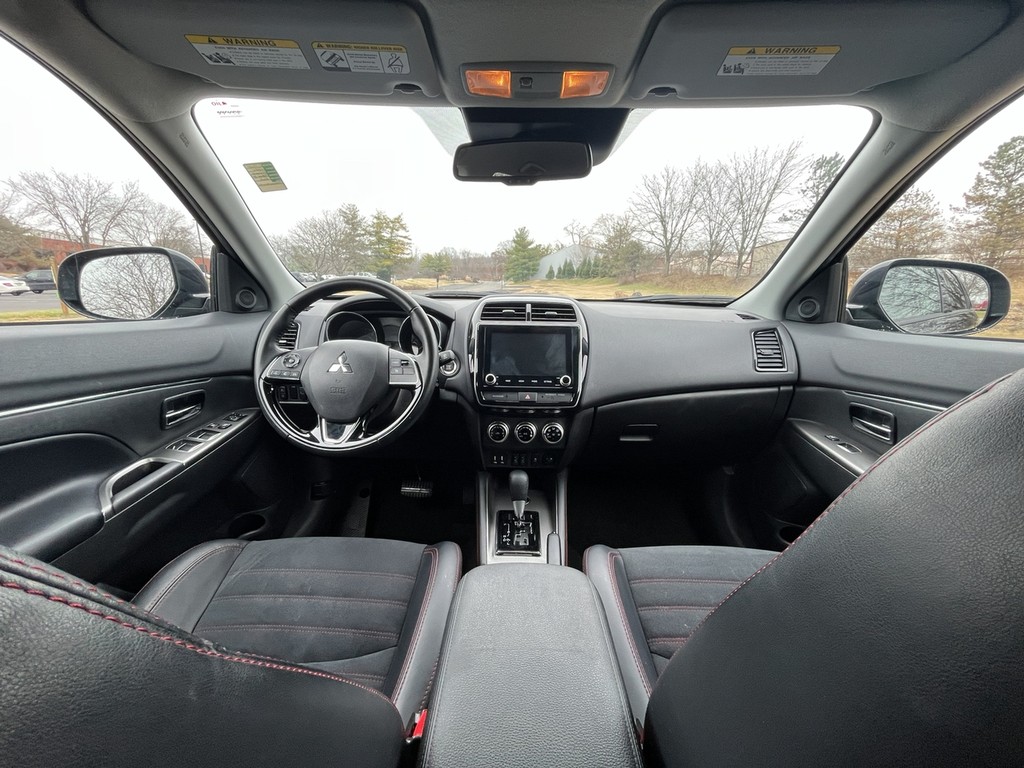 2024 Mitsubishi Outlander Sport SE's photo
