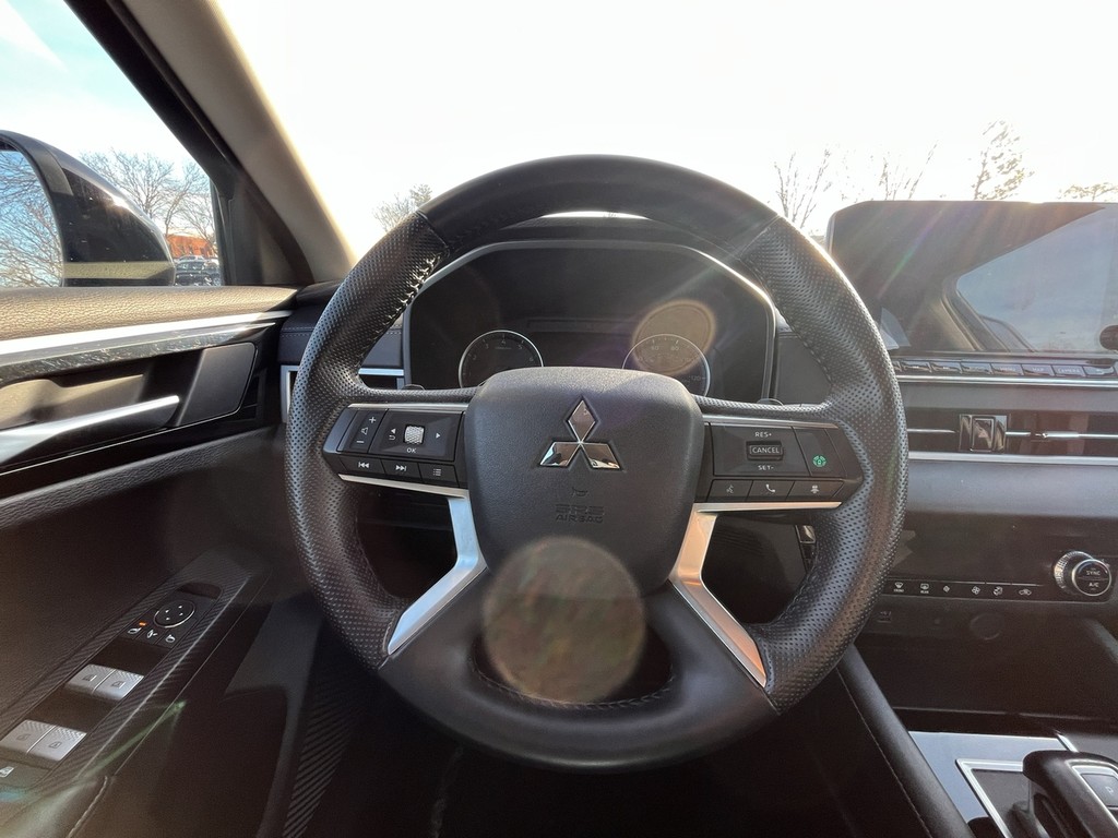 2024 Mitsubishi Outlander SE's photo