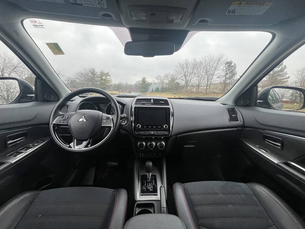 2024 Mitsubishi Outlander Sport SE's photo